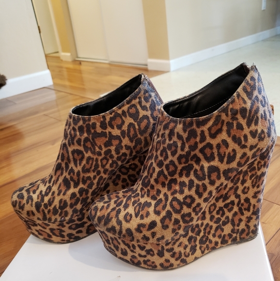 Forever 21 Woman's Leopard booties size 7 - Picture 2 of 3